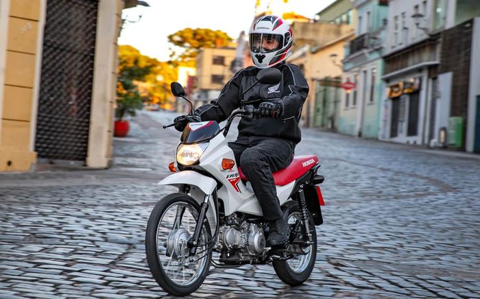 tampilan Honda Pop 110i ES 2024 saat dikendarai