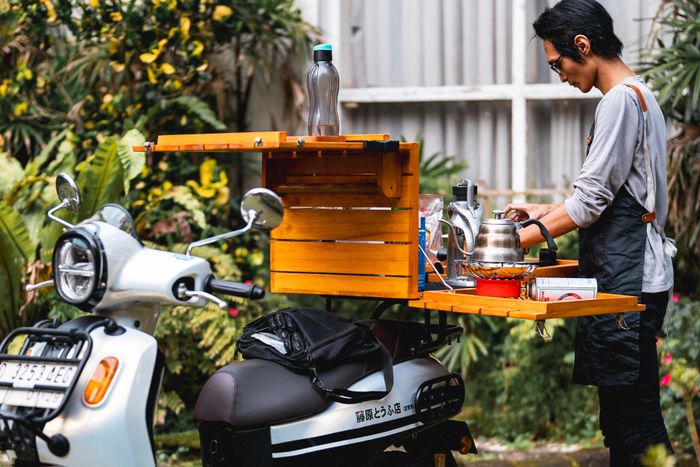 Box tambahan di bagian belakang Yamaha Fazzio ini dibuat untuk membawa perlengkapan coffee shop keliling