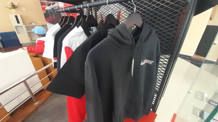 T-shirt dan Jacket yang ditawarkan di GR Zone Astrido Toyota Pondok Indah, Jakarta Selatan