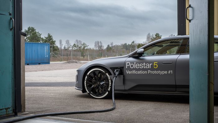 Menggunakan baterai hasil pengembangan StoreDot, Polestar 5 ini buktikan bahwa baterai EV bisa dicas cepat.