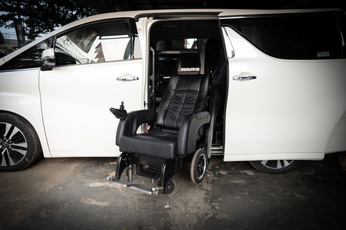 Posisi wheel cab di luar saat ingin dimasukkan ke kabin Toyota Alphard