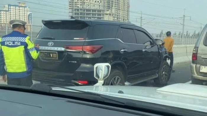 Mobil Dinas Fortuner Polda Jabar dengan pelat 7-VIII kecelakaan di tol MBZ