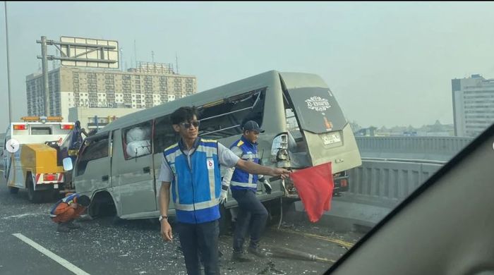 Isuzu Elf yang ditabrak Toyota Fortuner berpelat dinas Polri di tol MBZ