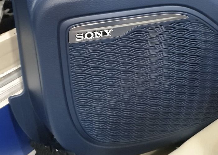 Cover speaker audio Chery Omoda E5 di door trim bertuliskan merek Sony.