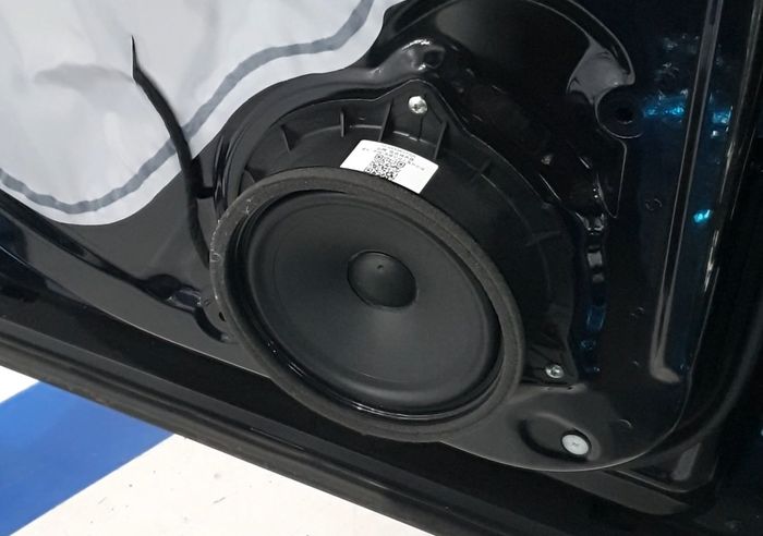 Speaker audio Chery Omoda E5 polos tanpa tulisan atau emboss Sony.