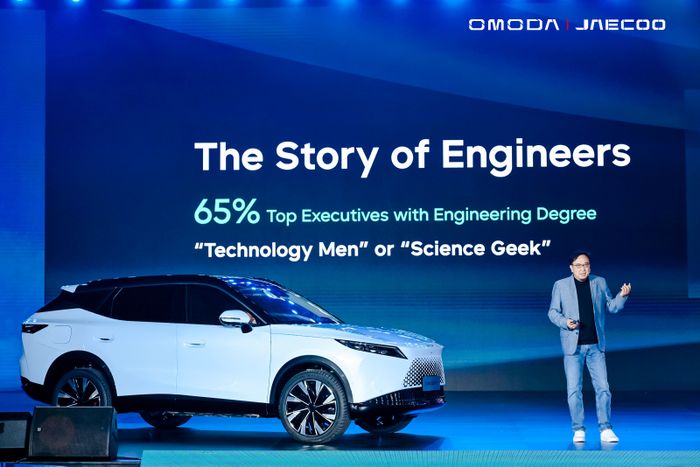 OMODA 7 mengusung arsitektur powertrain hybrid terbaru yang mampu menemuh 1.200 km sekali pengisian BBM