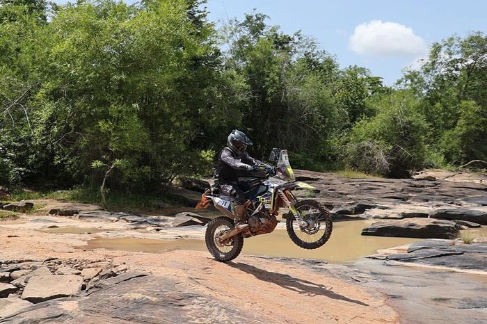 Rudy Poa, salah satu peserta dari Indonesia di kelas motor melewati sungai di AXCR 2023.