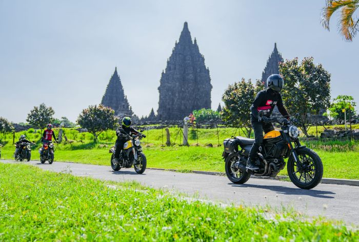 Sebagian peserta WE RIDE AS ONE melakukan touring dari kota Jakarta sehari sebelumnya