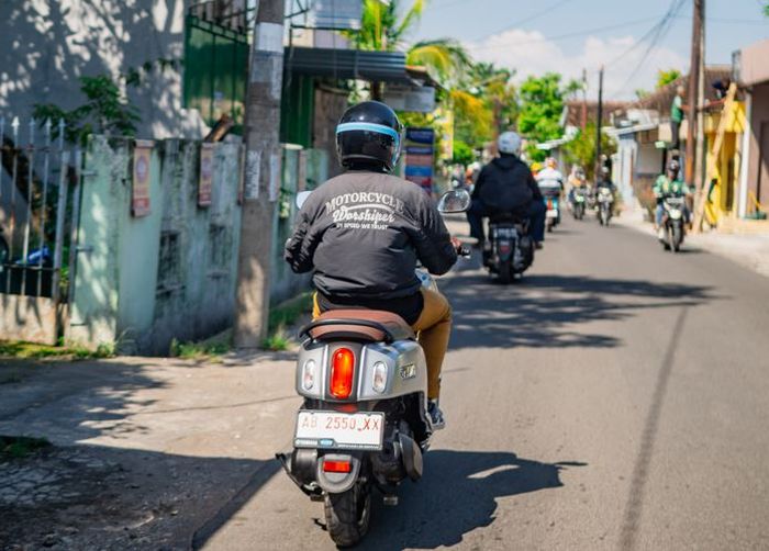 perjalanan menuju tempat wisata Rowo Jombor Klaten melintasi jalanan sempit dan cukup padat, sehingga sering menemui kondisi stop and go