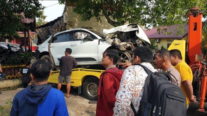 Kondisi Porsche yang menabrak Avanza dan hinggap di dinding Kantor Polisi