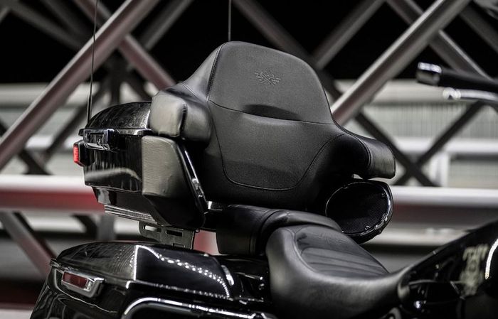 jok belakang memiliki sandaran dan dilengkapi speaker ekstrenal untuk memutar audio