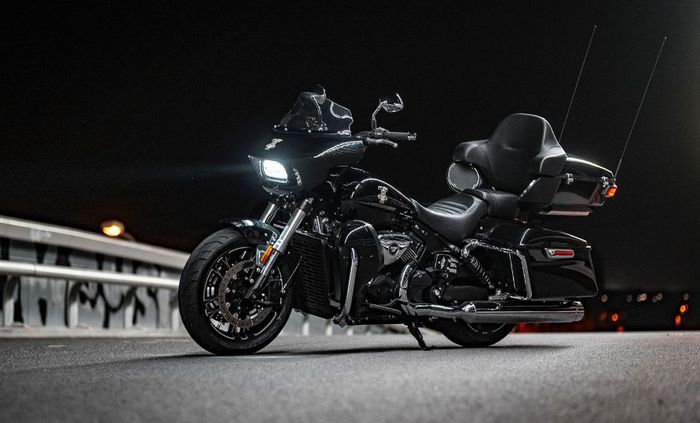 tampilan fascianya mirip Harley-Davidson Road Glide
