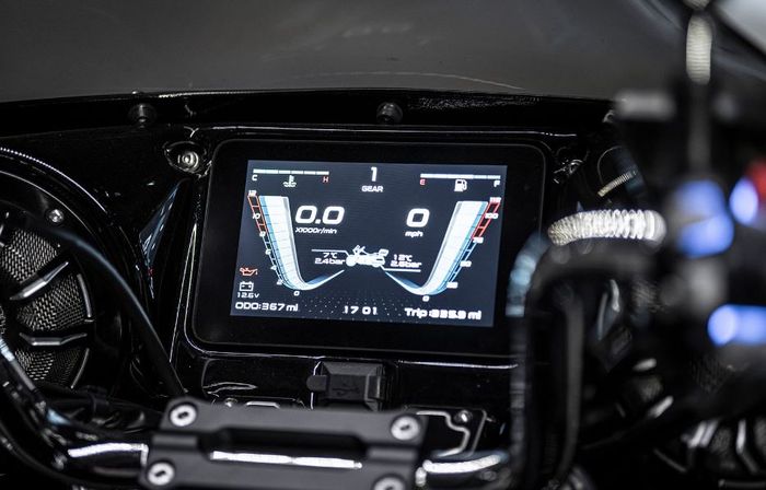 tampilan panel instrumen Mitt 808 Tourer