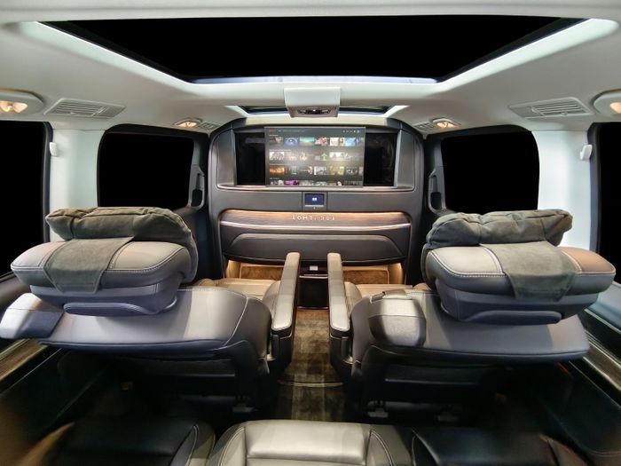 Kabin Mercedes-Benz V250 RSE Lombardi dipenuhi dengan entertaintment