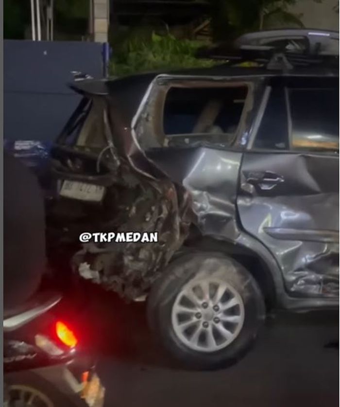 Kondisi Toyota Kijang Innova yang ditabrak Mercy G-Class di kota Medan, Sumatera Utara