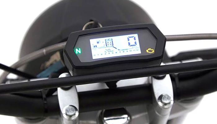 kokpit Mash 50 Scambler tampak minimalis dengan panel instrumen digital kompak