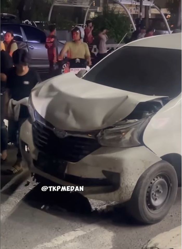 Toyota Avanza yang ikut dihantam Mercy G-Class BK 1 CEL di kota Medan Sumatera Utara
