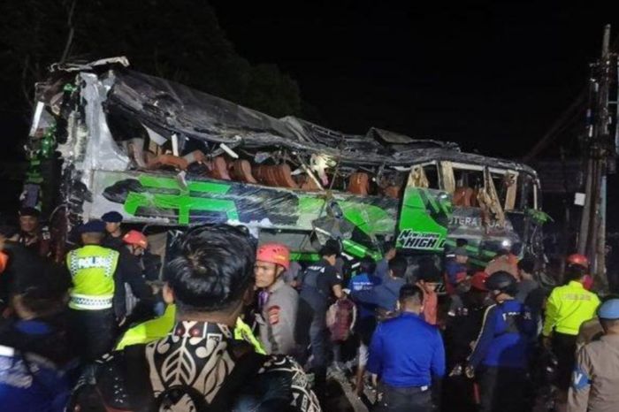 Kecelakaan bus pariwisata Trans Putera Fajar yang mengangkut rombongan siswa SMK Lingga Kencana Depok terjadi di Jalan Raya Kampung Palasari, Kecamatan Ciater, Kabupaten Subang, Jawa Barat, Sabtu (11/5/2024). 