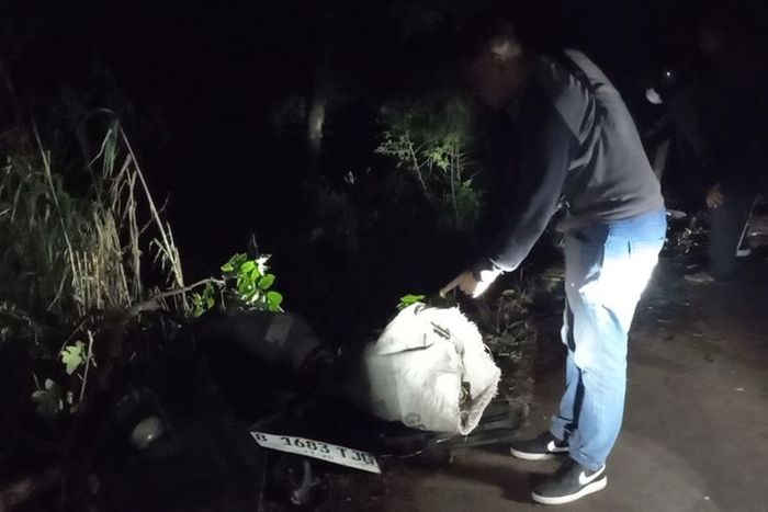 TKP Toyota Fortuner loncat ke jurang sedalam 200 meter di dusun Jarak Ijo, desa Ngadas, Poncokusumo, kabupaten Malang, Jatim sekitar pukul 18:30 WIB, (13/5/24).