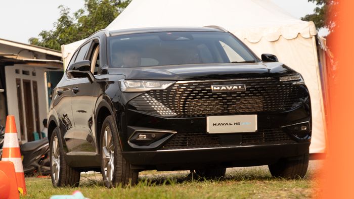 GWM Haval H6 HEV saat mundur melewati objek.