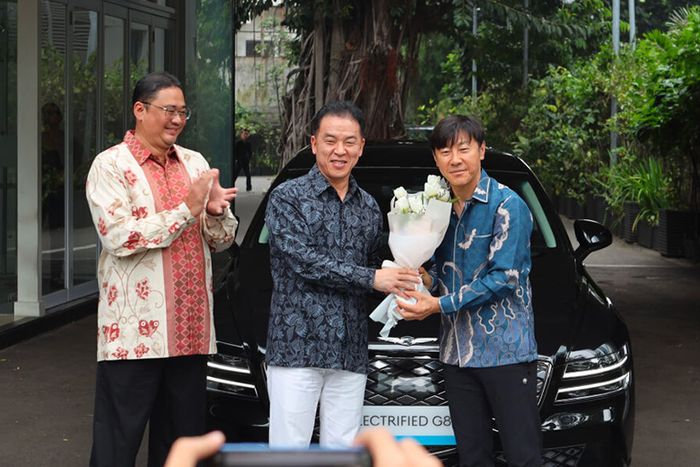 Chief Operating Officer PT HMID Fransiscus Soerjopranoto, President Director PT HMID Woo-june Cham, dan Ketua Pelatih Timnas Sepak Bola Indonesia Shin Tae-yong.