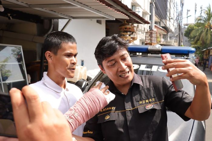 Satrio Mukti Raharjo (19) menunjukan kondisi tangannya diperban karen jarinya putus disabet golok begal di Jl Arjuna Utara, Kebon Jeruk, Jakarta Barat