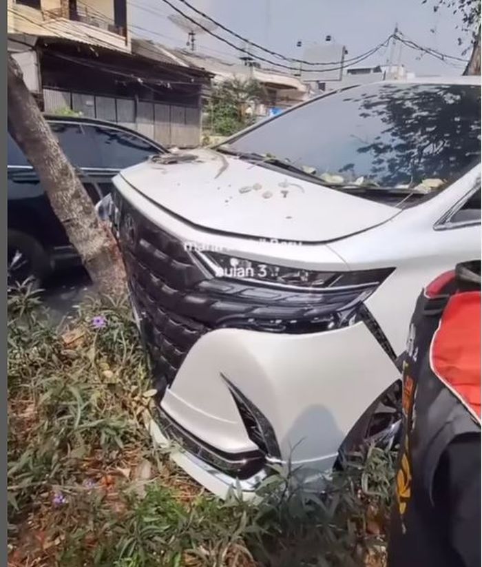 Toyota All New Alphard usia 3 bulan tabrak pohon di Jl Pluit Utara Raya, Pluit, Penjaringan, Jakarta Utara karena pengemudi serangan jantung