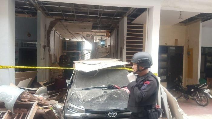 Tim Penjinak Bom Brimob Polda Sumut ikut olah TKP ledakan di rumah perumahan Liberty kota Medan