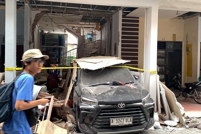 Toyota Avanza yang terimbas ledakan gas elpiji di salah rumah dalam perumahan Liberty kota Medan, Sumatera Utara