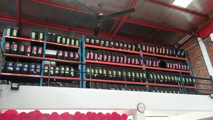 Jajaran produk ban Bridgestone di Tomo RKB Buahbatu