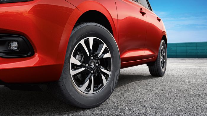 Pelek Suzuki Swift spek India lebih kecil dengan ban lebih tebal.