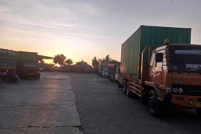 Antrean truk di SPBU wilayah Makassar, Sulawesi Selatan akibat kelangkaan Solar