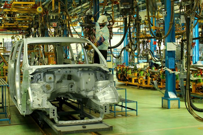 PT Handal Indonesia Motor saat merakit Hyundai H-1