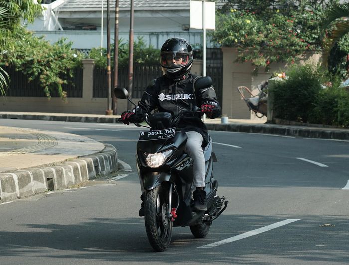 Fokus berkendara dan posisi tubuh menjaga kendali penuh dalam pengereman motor.