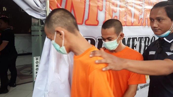 IN alias Conge (24) dan R alias Dadan (22) pelaku pembegalan bersenjata celurit di kampung Cinyosog, deas Burangkeng, Setu, Bekasi