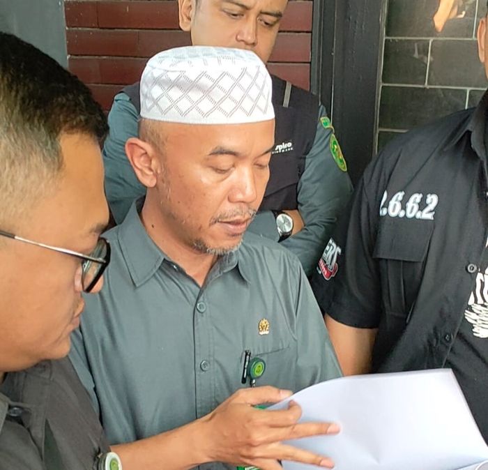 Juru sita PN Bandung Rahmat Hidayat saat eksekusi  penyitaan logo Bikers Brotherhood 1 persen Mother Chapter (BB1%MC)