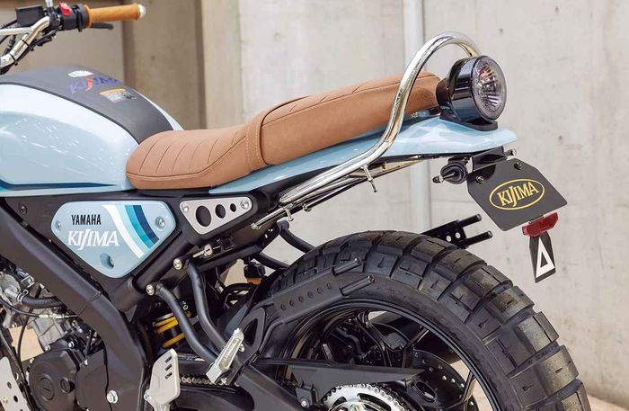 dudukan tas samping berada di footstep