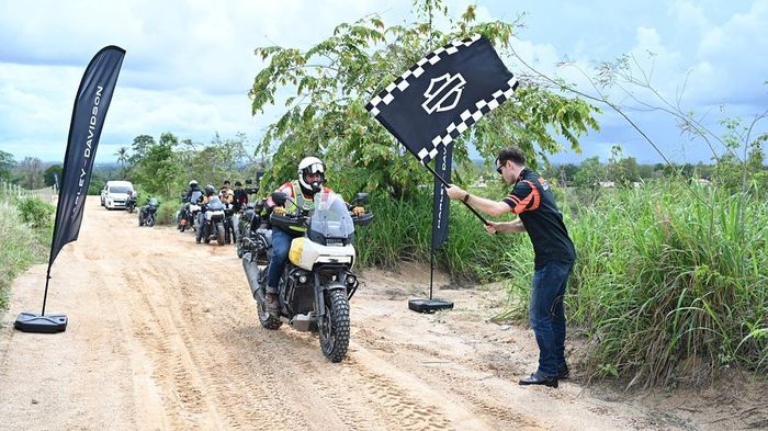 Sesi 'Dirt' pada gelaran Harley-Davidson Dirt Road Track (DRT) Experience menggunakan Pan America, menjelajah trek off road di sekitar sirkuit Pattaya. 