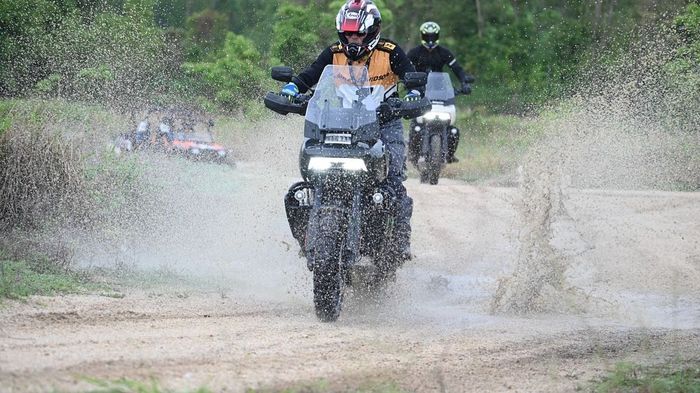 Pan America bisa digas pol di medan off road pada gelaran Harley-Davidson Dirt Road Track (DRT) Experience 2024