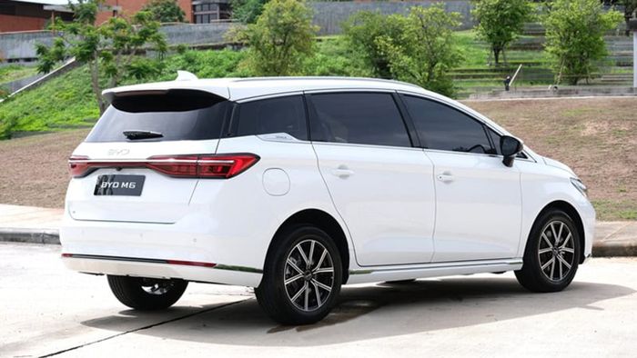 BYD M6 hadir sebagai versi terbaru dari BYD e6 yang jadi taksi Bluebird.