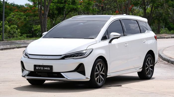 BYD M6.