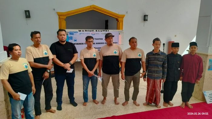 Anggota CTRC bersama perwakilian pengurus Pondok Pesantren Da'arul Hufazz, Kuningan, Cirebon, Jawa Barat