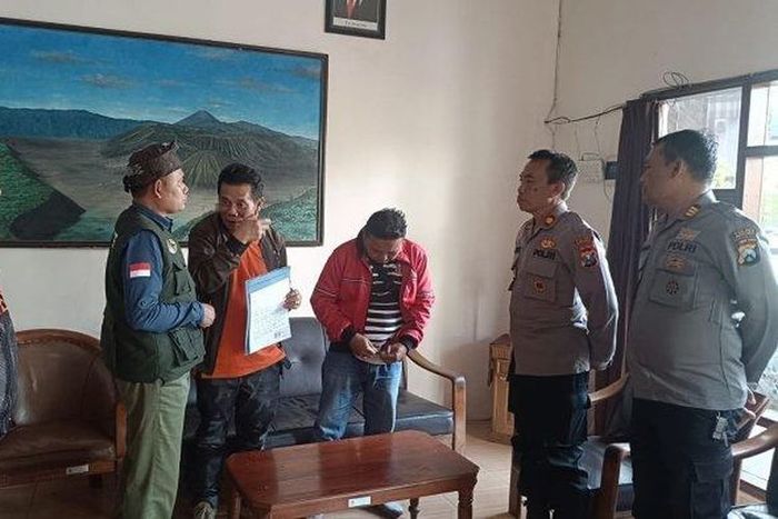 Proses permintaan maaf dari agen travel yang membawa rombongan Elf masuk ke lautan pasir gunung Bromo, Probolinggo, Jawa Timur