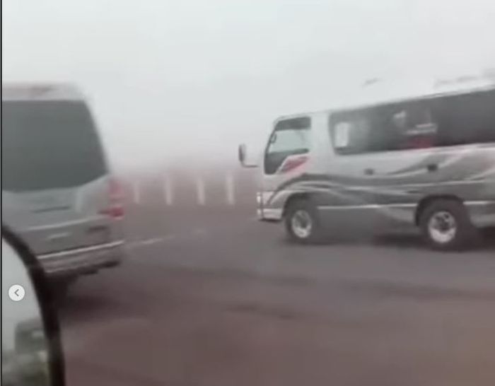 Rombongan Elf asal Tangerang Selatan masuk ke lautan pasir gunung Bromo, Probolinggo, Jawa Timur