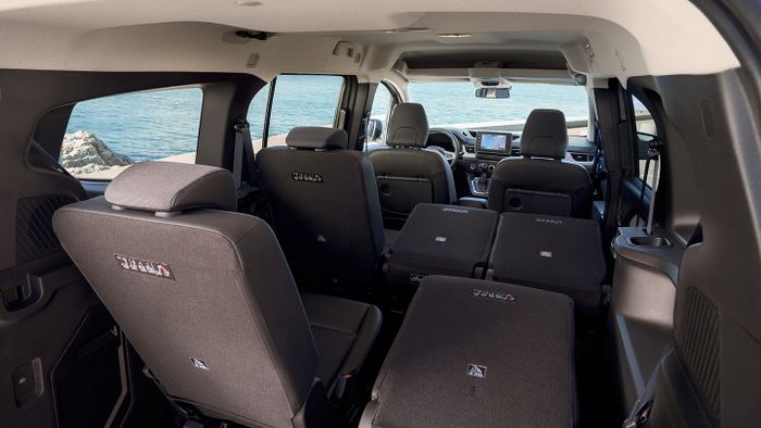 Interior Nissan Townstar Evalia dapat 7 jok yang fleksibel.