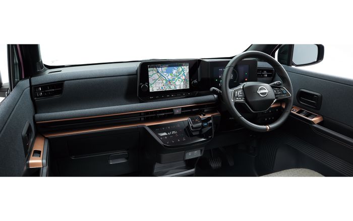 Interior Nissan Sakura dapat jok berpemanas, head unit dengan Amazon Alexa, dan rear view monitor.