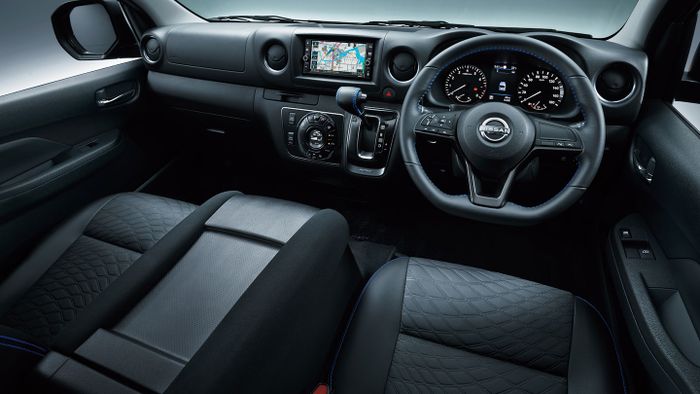 Interior Nissan Caravan.