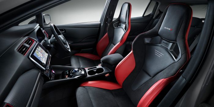 Interior Nissan Leaf Nismo bisa ditambahkan jok Recaro hitam merah.