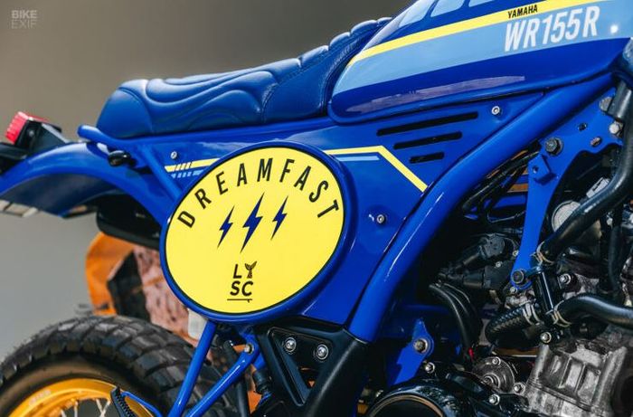 panel numberplate samping dibuat ala motor trail jadul