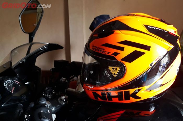 Kebiasaan meletakan helm di atas tangki ternyata punya efek negatif 